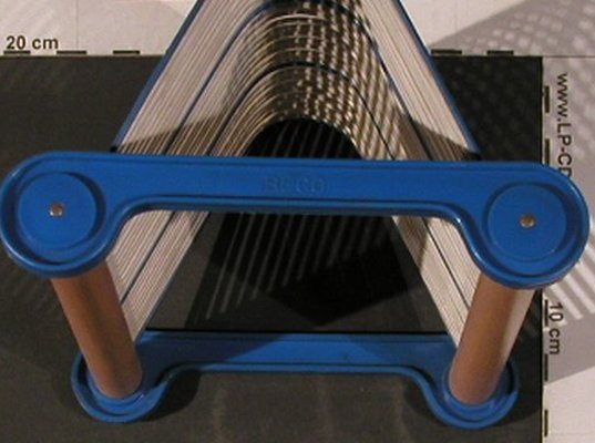 Single-Ständer klein: für 30 Singles, 21cm x 16,5 x 11,5, Beco, blau/weiß/Holz,  Typ: Zubeh Best.-Nr.: Z131 Preis: 10,00 Euro