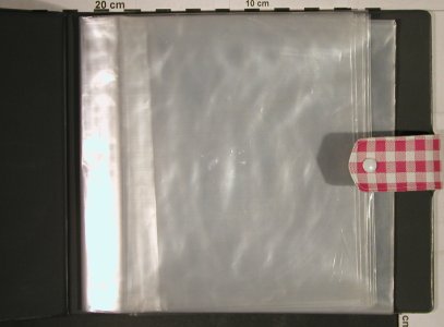 Single Album Kunststoff: Rot/Weiß, Quadrate, , 16 Taschen Typ: Album Best.-Nr.: Z5 Preis: 5,00 Euro